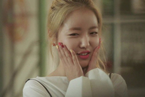 Vợ chồng 'chiến tranh 'long trời lở đất' vì… một bộ mi giả