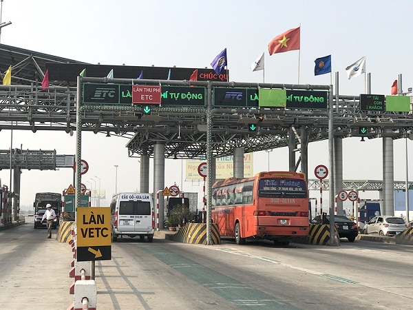 Bộ Giao thông vận tải đề xuất xử phạt xe không dán thẻ đi vào làn thu phí không dừng