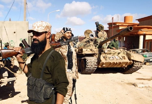 Phiến quân khủng bố IS đang đẩy mạnh hoạt động tại Libya. Ảnh: Al Masdar News.