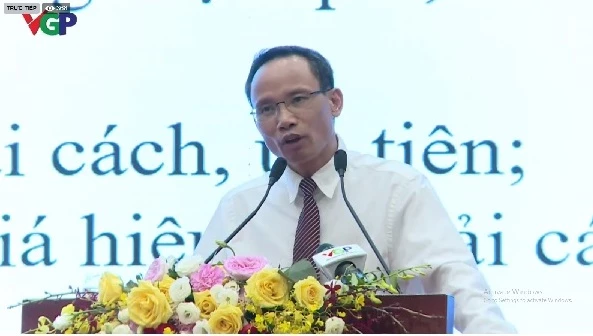Tiến sĩ Cấn Văn Lực phát biểu tại Hội thảo trực tuyến về cải cách thủ tục hành chính vào chiều ngày 26/5/2020.