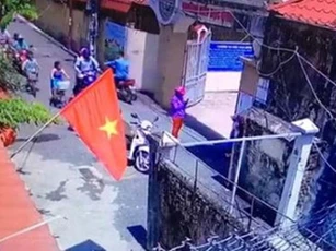 Vụ học sinh đứng nắng vì đi học sớm: Phụ huynh tự dàn dựng?