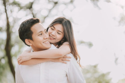 Cứ chạm tới người, vợ lại đẩy chồng ra khiến anh nghi cô phản bội nhưng tận mắt thấy cô tắm, anh nghẹn lòng