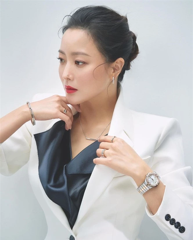 'Đệ nhất mỹ nhân Hàn' Kim Hee Sun ngoài tứ tuần trẻ đẹp khó tin - ảnh 12