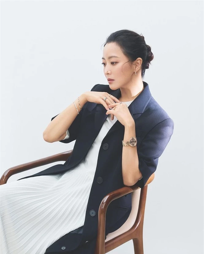 'Đệ nhất mỹ nhân Hàn' Kim Hee Sun ngoài tứ tuần trẻ đẹp khó tin - ảnh 14