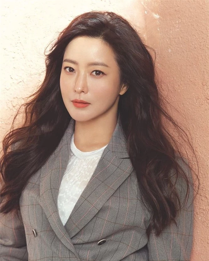 'Đệ nhất mỹ nhân Hàn' Kim Hee Sun ngoài tứ tuần trẻ đẹp khó tin - ảnh 16