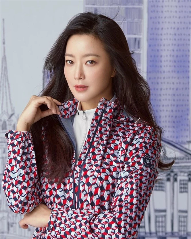 'Đệ nhất mỹ nhân Hàn' Kim Hee Sun ngoài tứ tuần trẻ đẹp khó tin - ảnh 17