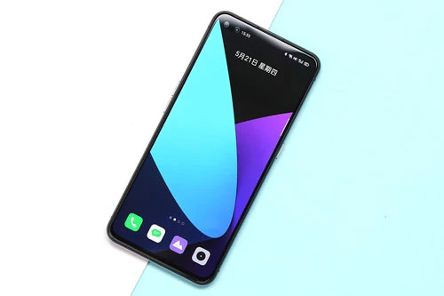 Là mẫu smartphone hướng tới đối tượng game thủ nên Realme X50 Pro Player được trang bị màn hình Super AMOLED kích thước 6,44 inch, độ phân giải Full HD Plus (2.400x1.080 pixel). Màn hình này được chia theo tỷ lệ 20:9, tích hợp dải màu DCI-P3, công nghệ HDR10+, độ sáng tối đa 1.000 nit, tần số quét 90 Hz. 