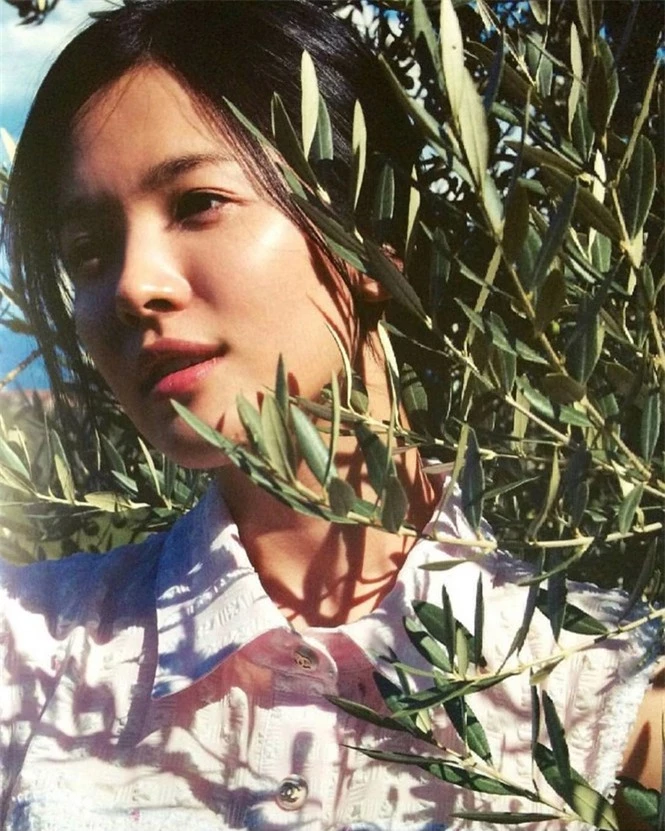 Song Hye Kyo 'tóc nâu môi trầm' khác xa style mặt mộc nền nã sau 8 năm - ảnh 6
