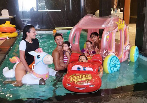 Khoảnh khắc thư giãn của gia đình C.Ronaldo