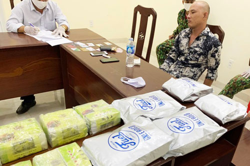 Long An: Bắt đối tượng mang 3 khẩu súng, vận chuyển 21 kg ma túy qua biên giới