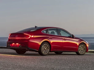 Hyundai công bố giá bán xe sedan siêu tiết kiệm xăng