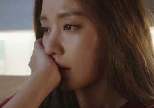 Bố lặn lội từ quê lên thăm con gái mà tôi chỉ có thể đứng nhìn qua cánh cổng sắt, đến lúc về, bố nói một câu khiến tôi bật khóc