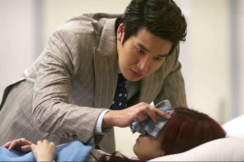 Về thăm nhà, thấy con ôm chặt bố rồi bật khóc, tôi nghi ngờ nên lắp camera theo dõi