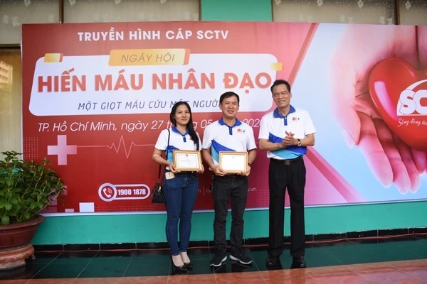 Tổng giám đốc SCTV Trần Văn Úy trao giấy khen cho 2 cá nhân hiến máu nhiều lần nhất SCTV: Anh Trang Việt Chấn - CN 4 (31 lần) và chị Dương Thị Hồng Oanh - CN5 (20 lần).