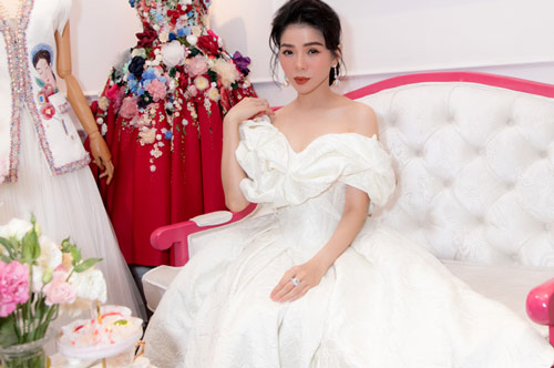 Lệ Quyên mặc gợi cảm khoe vai trần