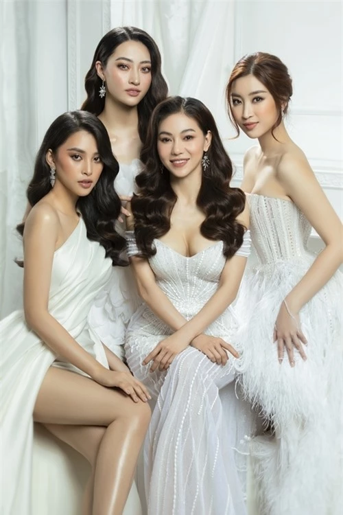 Bộ ảnh còn có sự góp mặt của bà Phạm Kim Dung (giữa) - Phó BTC Hoa hậu Việt Nam nhiều năm liền. Là người tìm kiếm, định hướng
