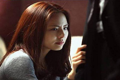 Để làm chồng bất ngờ, tôi nấu ăn, tắt đèn và khóa cửa, vậy mà khi chồng mở cửa, tôi "chết điếng"