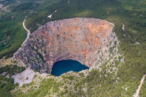 9 hố sụt mang vẻ đẹp ấn tượng, hút khách tham quan