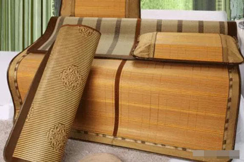 Hóa ra việc giặt chiếu trúc rất đơn giản, không cần giặt bằng nước hay phơi khô, chiếu vẫn sạch như mới