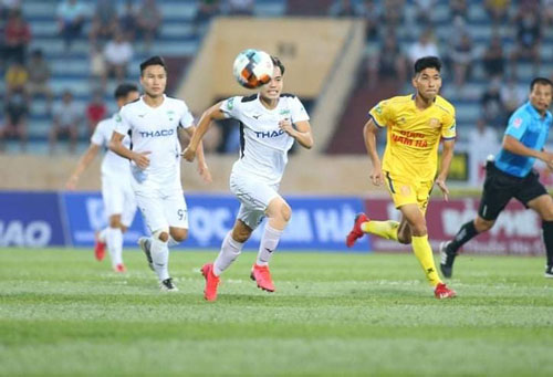 Văn Toàn phải tiêm thuốc giảm đau ở trận gặp Nam Định