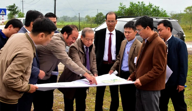 Chủ tịch tỉnh Thừa Thiên Huế Phan Ngọc Thọ (thứ 5 từ phải sang) kiểm tra công tác triển khai các dự án tại KKT Chân Mây - Lăng Cô