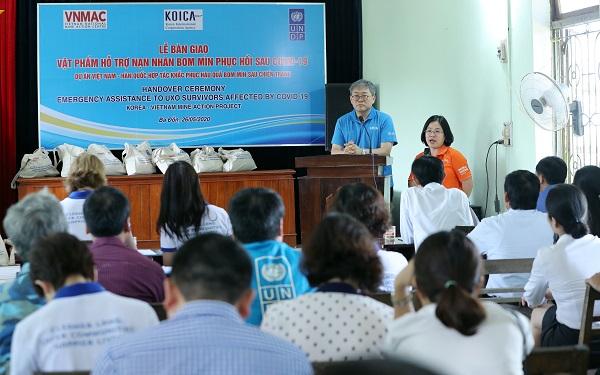 UNDP và KOICA tặng khẩu trang, nước rửa tay hỗ trợ 9.100 nạn nhân bom mìn ứng phó Covid-19