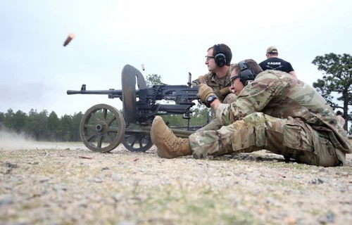 Binh sĩ Mỹ huấn luyện bắn đạn thật với súng máy hạng trung SG-43 Goryunov. Ảnh: Defence Blog.