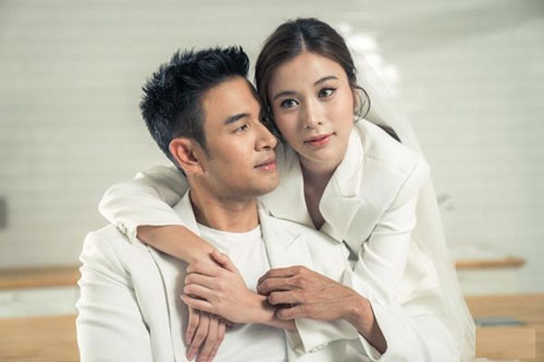 Vừa bước vào nhà, tôi "dở khóc dở cười" với cảnh chồng chăm con