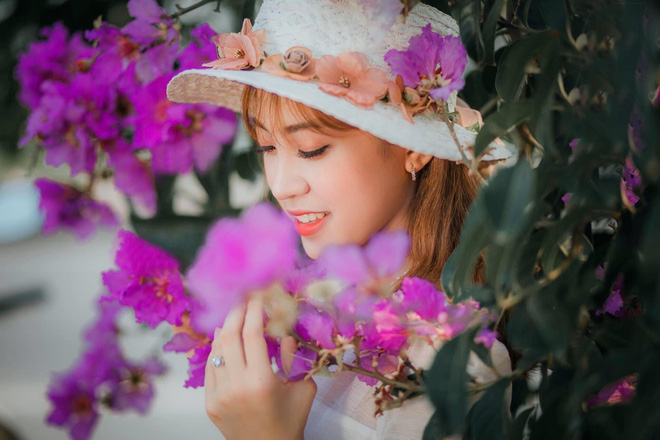 Ngắm loạt ảnh lung linh bên hoa của thiếu nữ, không ai ngờ hậu trường lại "khó đỡ" đến thế này!