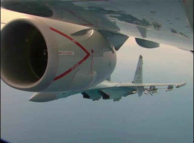 Mỹ tung video “tố” Su-35 Nga chặn sát thủ diệt ngầm P-8A - 2