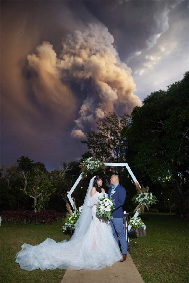 Núi lửa phun trào ngay phía sau, cô dâu chú rể vẫn bình chân như vại tổ chức đám cưới - 1