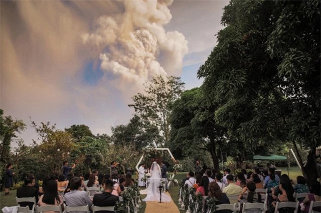 Núi lửa phun trào ngay phía sau, cô dâu chú rể vẫn bình chân như vại tổ chức đám cưới - 2