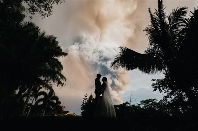 Núi lửa phun trào ngay phía sau, cô dâu chú rể vẫn bình chân như vại tổ chức đám cưới - 4