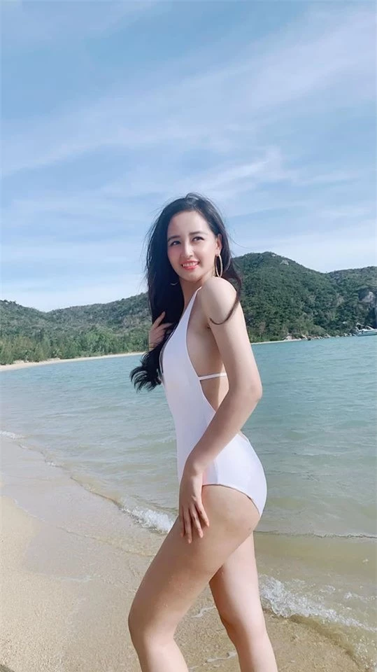 Sau khi giảm 2kg, Mai Phương Thuý liên tục khoe dáng nóng bỏng với bikini - ảnh 3