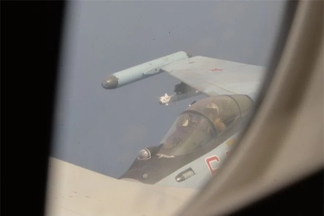 Su-35 Nga truy sát máy bay P-8 Mỹ mang 2 loại tên lửa khủng mà phi công sừng sỏ cũng sợ? - Ảnh 4.