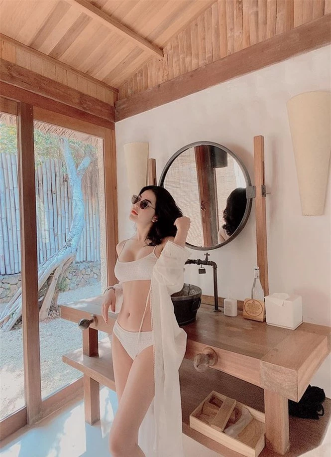 Tung ảnh bikini, vợ cũ Việt Anh bất ngờ được khen 'ăn đứt' Ngọc Trinh - ảnh 2
