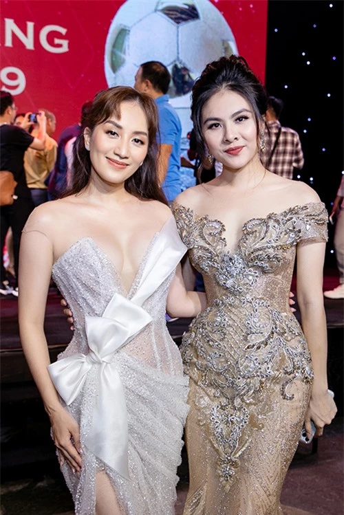 Khánh Thi hội ngộ diễn viên Vân Trang tại sự kiện. Cả hai người đẹp đều diện váy của nhà thiết kế Anh Thư.