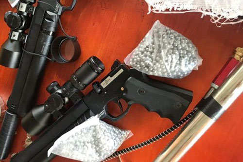 Thanh Hóa: Dừng xe vi phạm, cảnh sát phát hiện 2 khẩu súng, 3.000 viên đạn chì