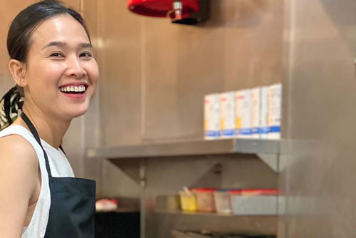 Hoa hậu Dương Mỹ Linh gây bất ngờ khi bán phở bò tại Mỹ