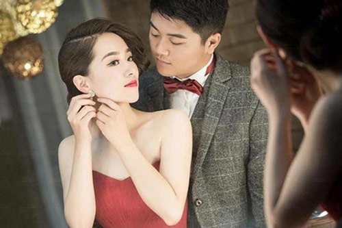 Choáng váng khi gặp vợ đi 'bổ túc kiến thức' cùng trai đẹp trong... khách sạn