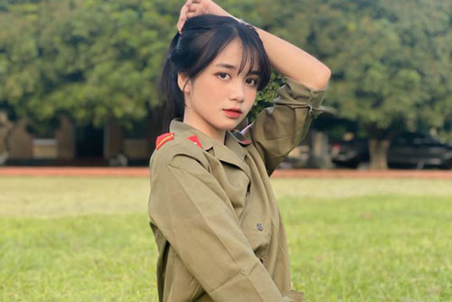 Nữ sinh Ngân hàng “gieo thương nhớ” trong trang phục quân sự