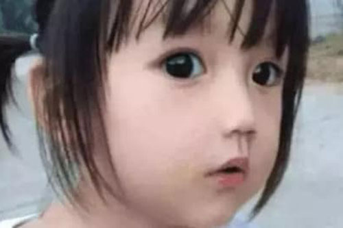 Bé gái bị cho là 'hình nộm' vì trông quá xinh đẹp