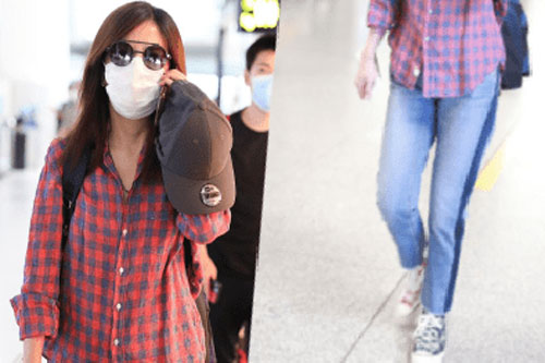 'Én nhỏ' Triệu Vy mặc áo nhàu, dùng lại đôi giày cọc cạch khi xuất hiện ở sân bay