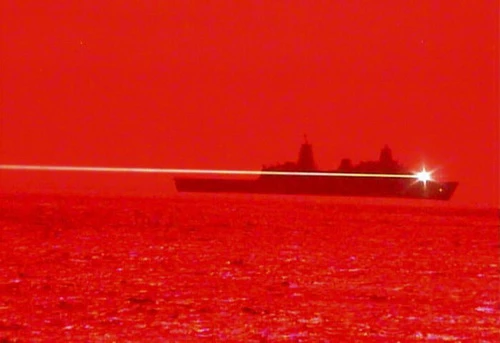 Tàu vận tải đổ bộ USS Portland (LPD 27) đã vô hiệu hóa thành công một máy bay không người lái (UAV) bằng tia laser trạng thái rắn. Ảnh: USN.