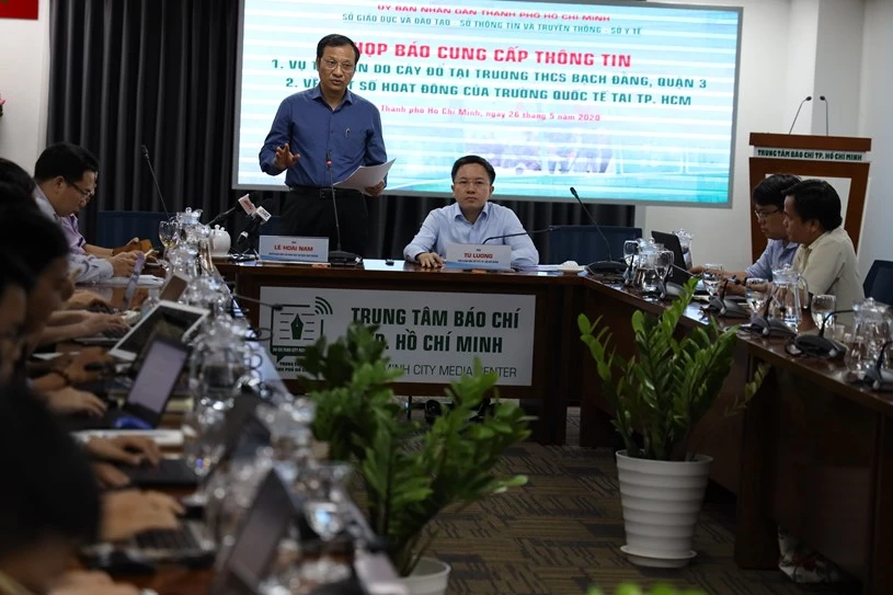 Phó Giám đốc Sở Giáo dục – Đào tạo TPHCM Lê Hoài Nam chia sẻ thông tin với báo chí.