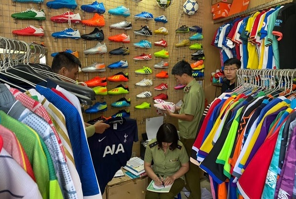 Hà Nội: Đột kích 4 điểm kinh doanh, thu giữ hơn 1.500 sản phẩm giả nhãn hiệu nổi tiếng