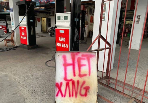 Một cửa hàng xăng dầu tại La Khê, Hà Đông (Hà Nội) treo biển hết xăng vào chiều ngày 26/5 