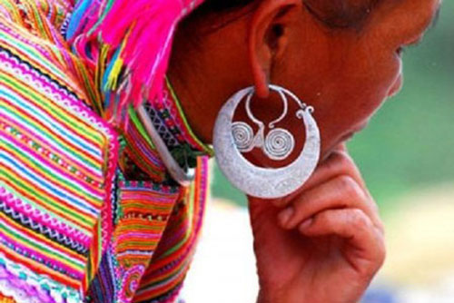 Đôi khuyên tai bí mật có “1-0-2” của phụ nữ Vân Kiều