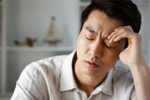 Người chồng 'gia trưởng' nghẹn ngào trong đám tang của vợ