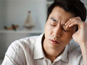 Người chồng 'gia trưởng' nghẹn ngào trong đám tang của vợ